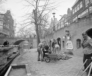 880914 Afbeelding van werknemers van de Gemeentelijke Plantsoenendienst die een boom gaan planten op de werf langs de ...